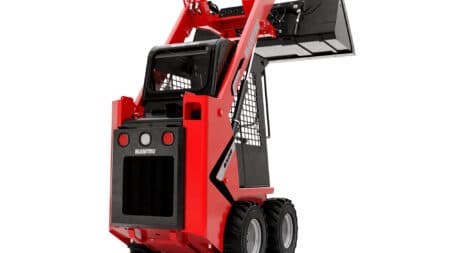 Kleine industriële verreiker van Manitou met kabels en groot werkplatform, geschikt voor verschillende bouw- en magazijnwerkzaamheden.