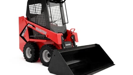 Robuuste skidsteer loader van Manitou met cabine en bak voor bouw- en tuinwerkzaamheden.