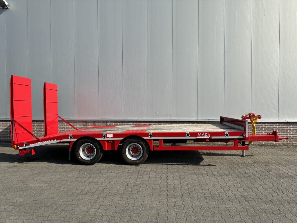 Veiligheidswagen voor transport van voertuigen en trailers, robuust en geschikt voor officiële transportdoeleinden.