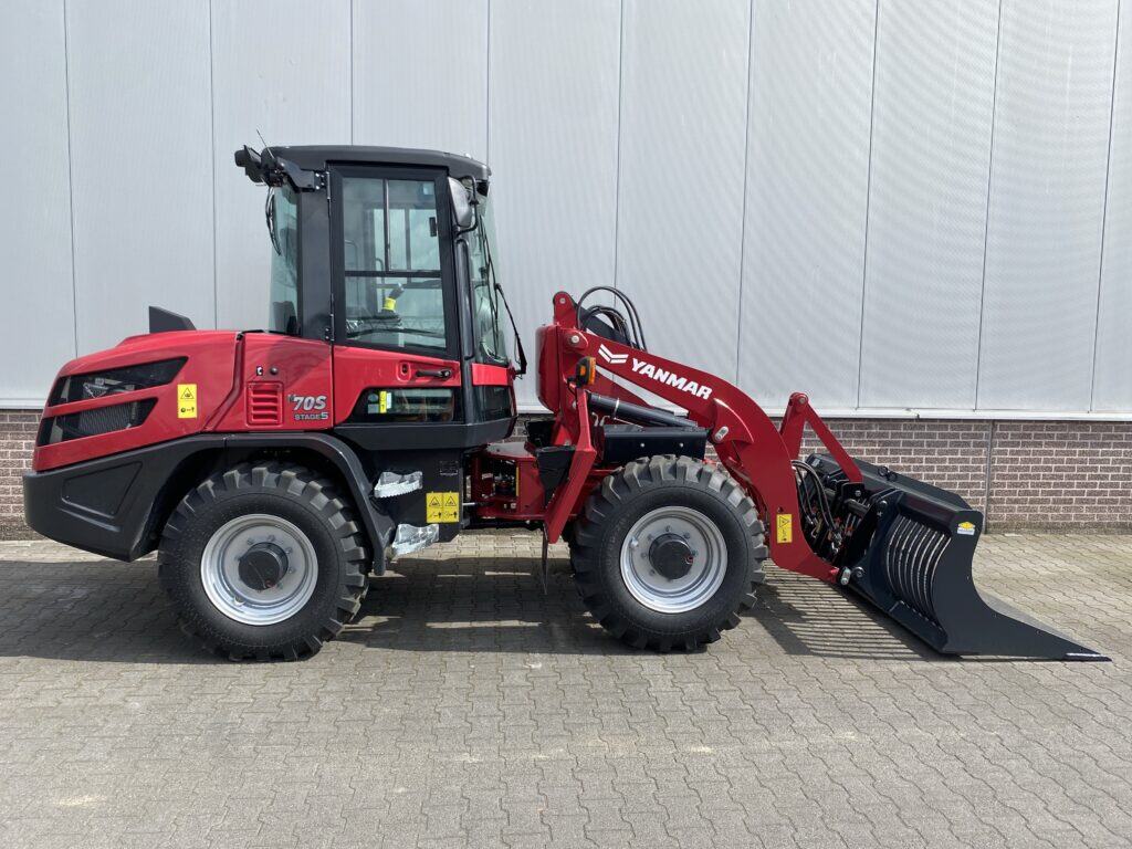 Kleinerer, robuster frontlader van Yanmar met cabine voor agrarisch gebruik.