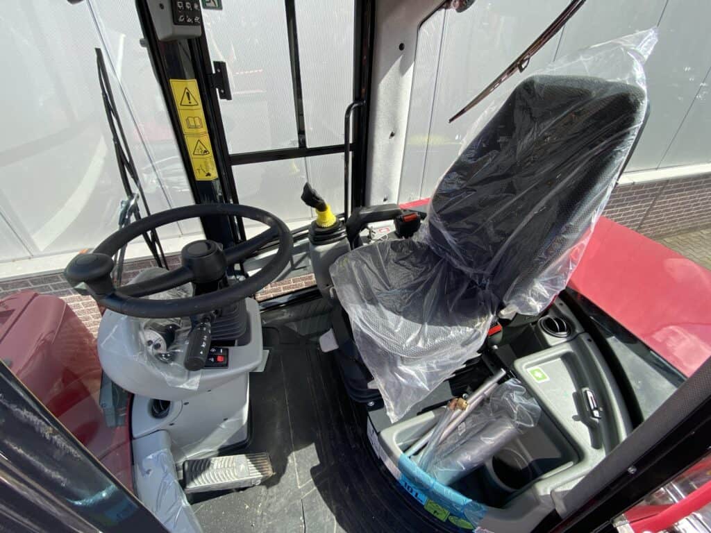 Zwaarlastheftruck cabine, ergonomisch ontworpen voor efficiënt en veilig werken.