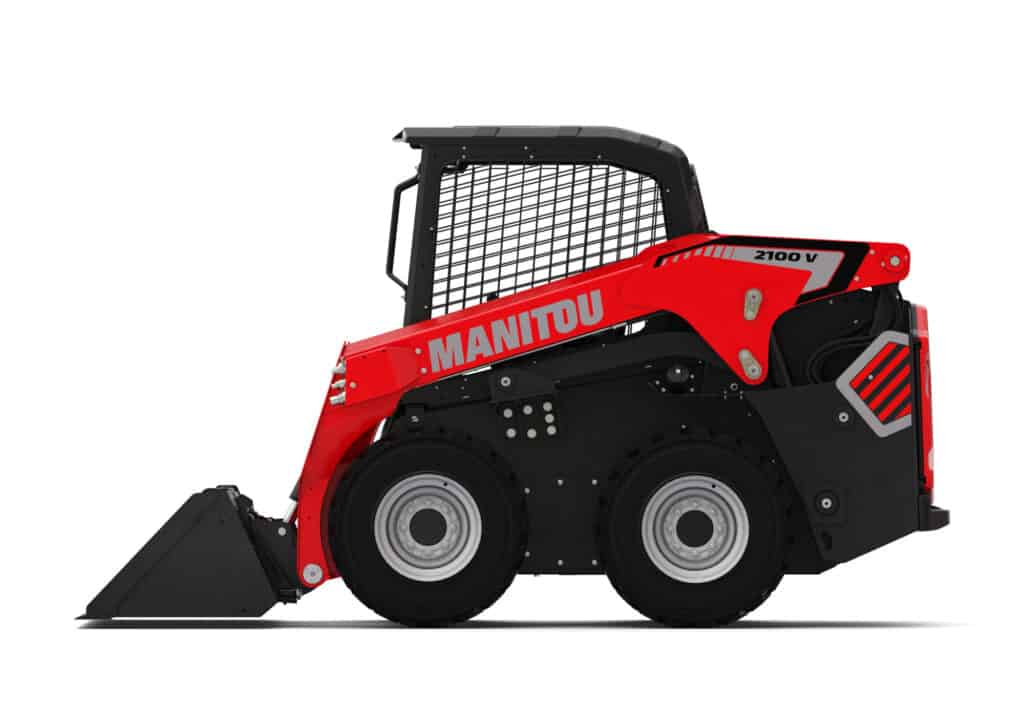 Kleine elektrische skid loader van MANITOU in rood en zwart met veiligheidspoort en stevige banden.