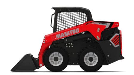 Kleine elektrische skid loader van MANITOU in rood en zwart met veiligheidspoort en stevige banden.