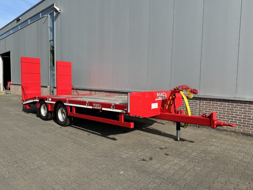 Veetransportwagen voor zwaar materieel op een industrieterrein.