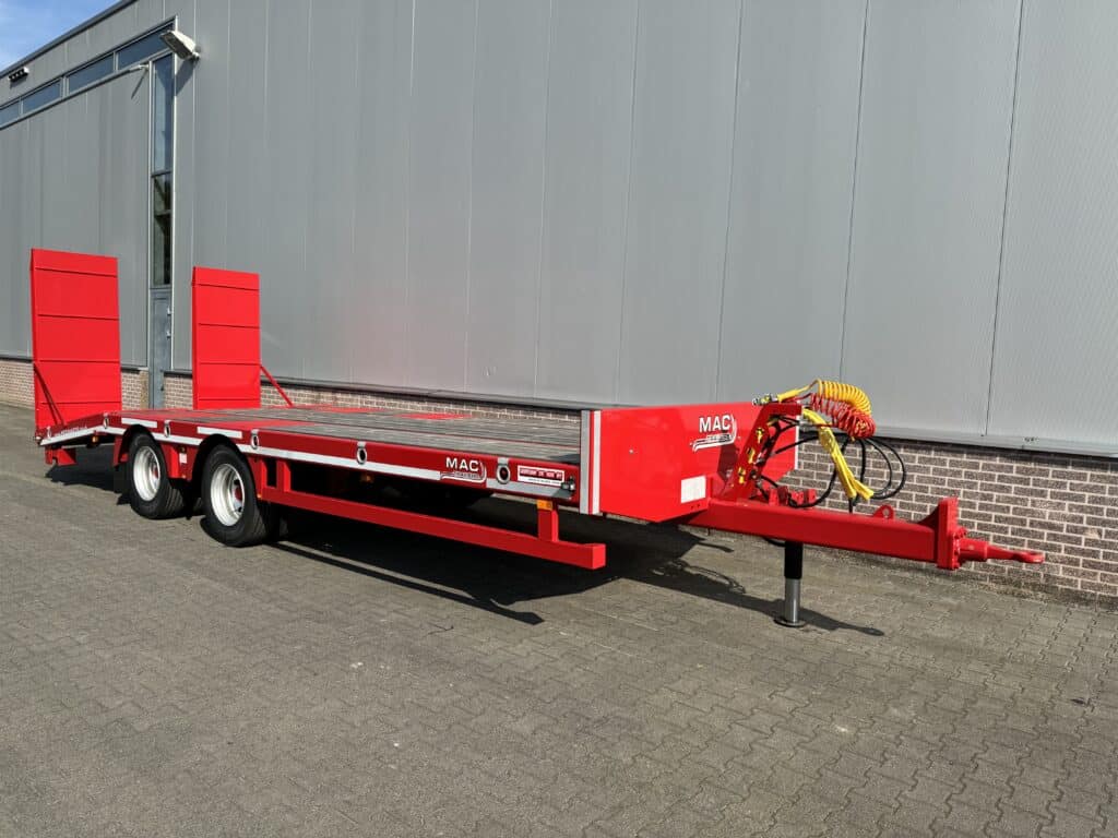 Transportwagen voor zwaar materieel, rood, geschikt voor vrachtwagenvervoer en opslag.