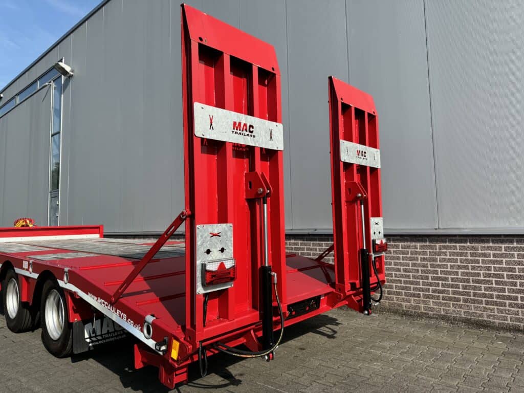 Hoge laadplaten voor transport van afgeschuinde of zware lasten, geschikt voor containertransport.