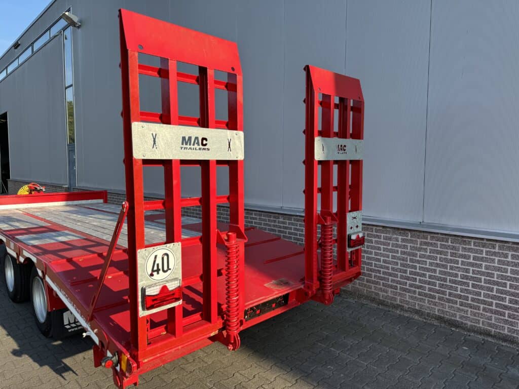 Hoge kwaliteit dieplader met hydraulische oprijplaten van MAC Trailers voor transport.