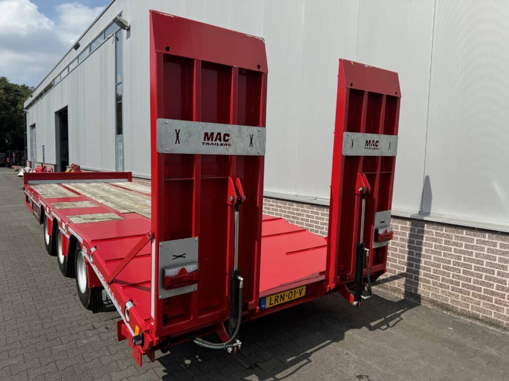 Geschikt voor het vervoer van grote voertuigen, zware ladingen of machines.