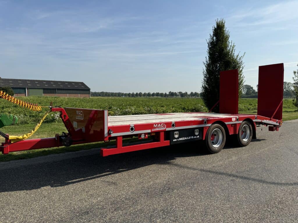Veetrailer voor transport van landbouwmachines en equipment, geschikt voor professioneel gebruik.