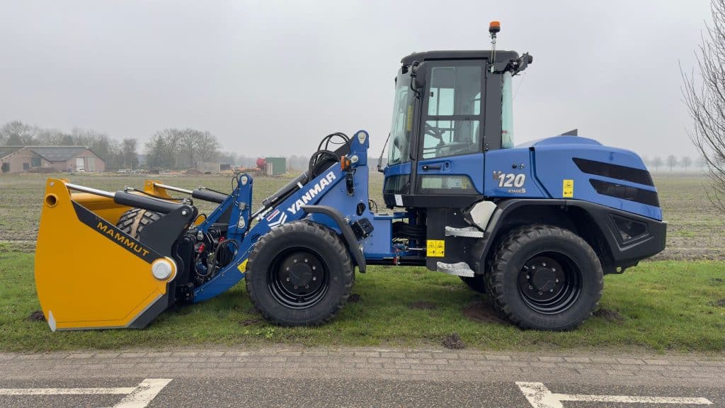 1. Moderne landbouwmachine met Yanmar motor en Mammut graafbak voor agrarisch gebruik.