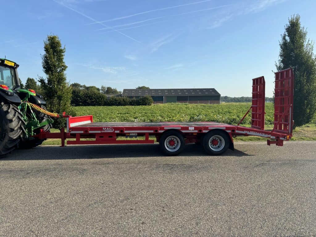 Veetransportwagen voor landbouwvoertuigen, geschikt voor tractoren en machines.