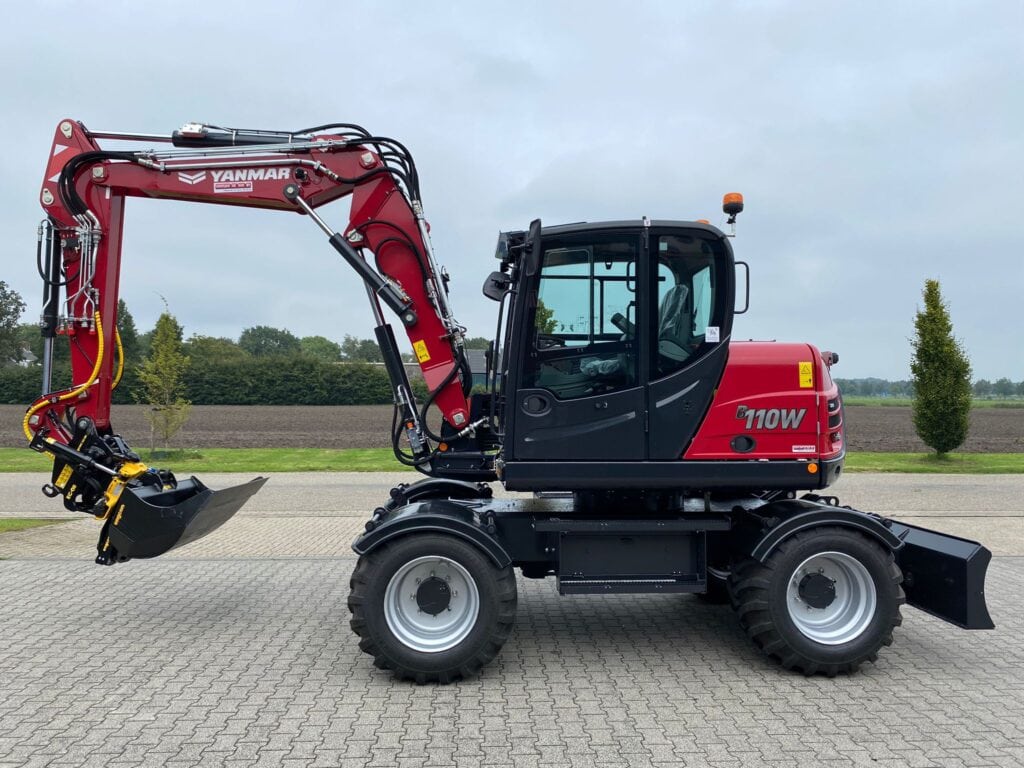 Zware mini graafmachine met cabine en Yanmar motor, geschikt voor bouw- en tuinprojecten.