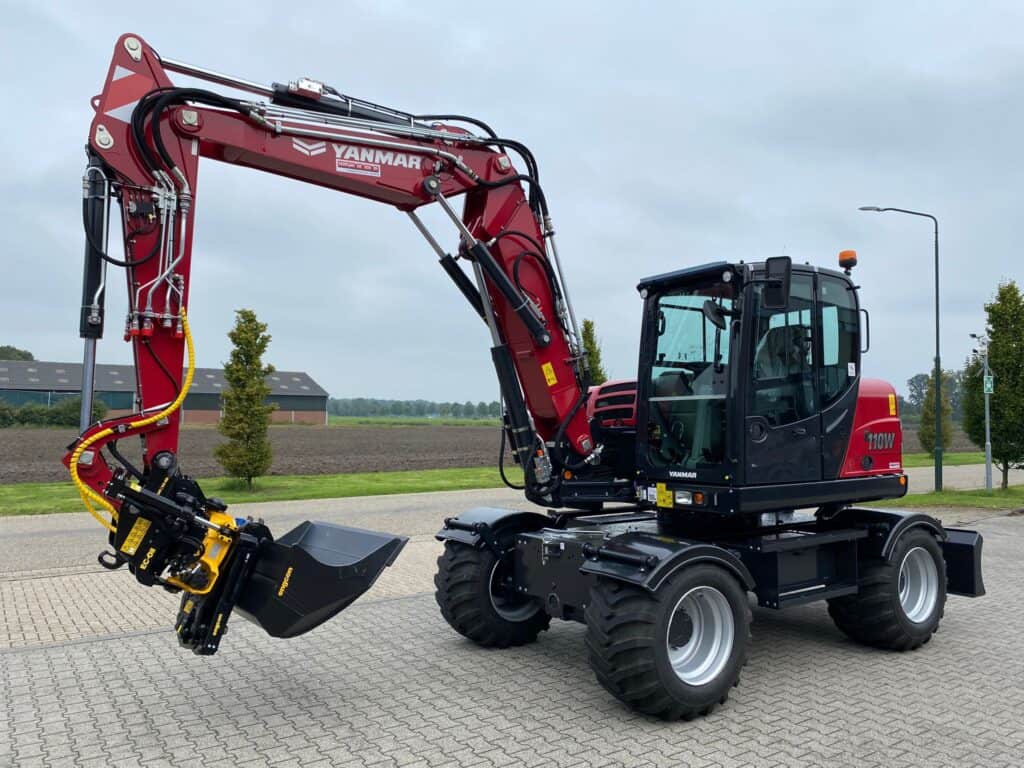Klein graafmachine met Yanmar motor en cabine voor bouw- en landbouwtoepassingen.