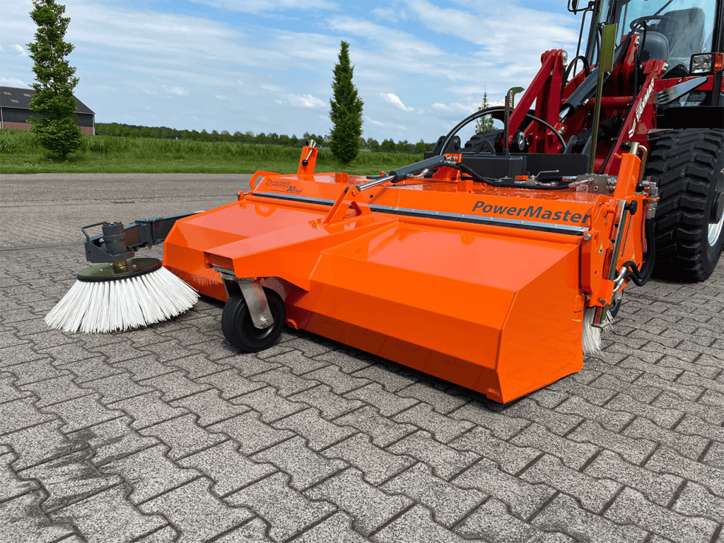 Krachtige PowerMaster schrobmachine voor optimale reiniging van bestratingen.