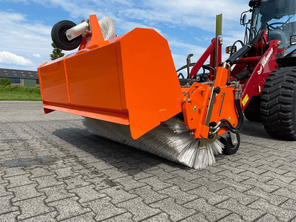 Veegmachine voor grond- en straatreiniging, geschikt voor tractoren en bouwmachines.