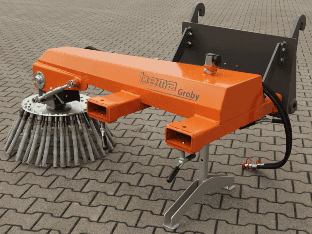 1.veelzijdige tuinborstel met hydraulische aandrijving voor snoei en gazononderhoud.