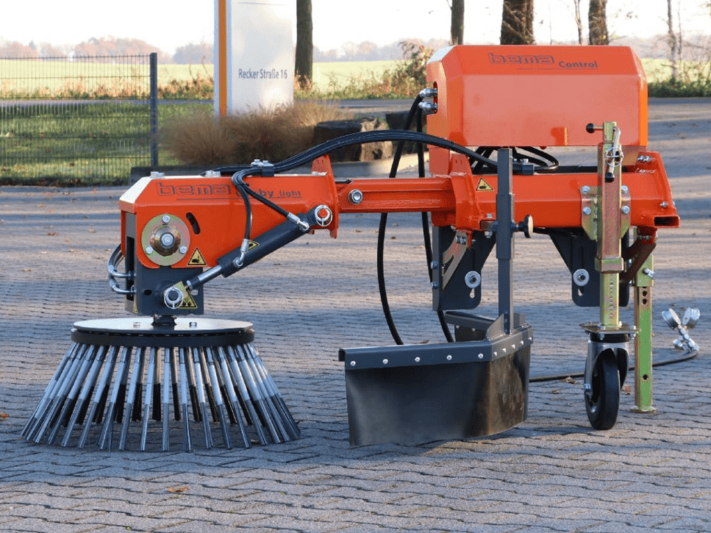 Volkantrekkerrij met professionele tuinmachines voor nauwkeurig gazononderhoud.