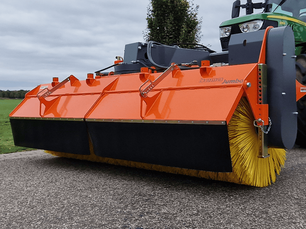Onderhoudsvriendelijke industriestuursborstel voor schoonmaak op landbouw en wegenbouw.