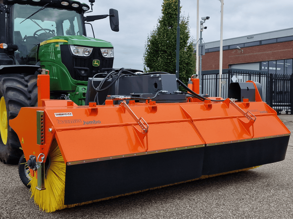1. Veegmachine op tractor voor schoonmaak en onderhoud van terreinen en wegen.
