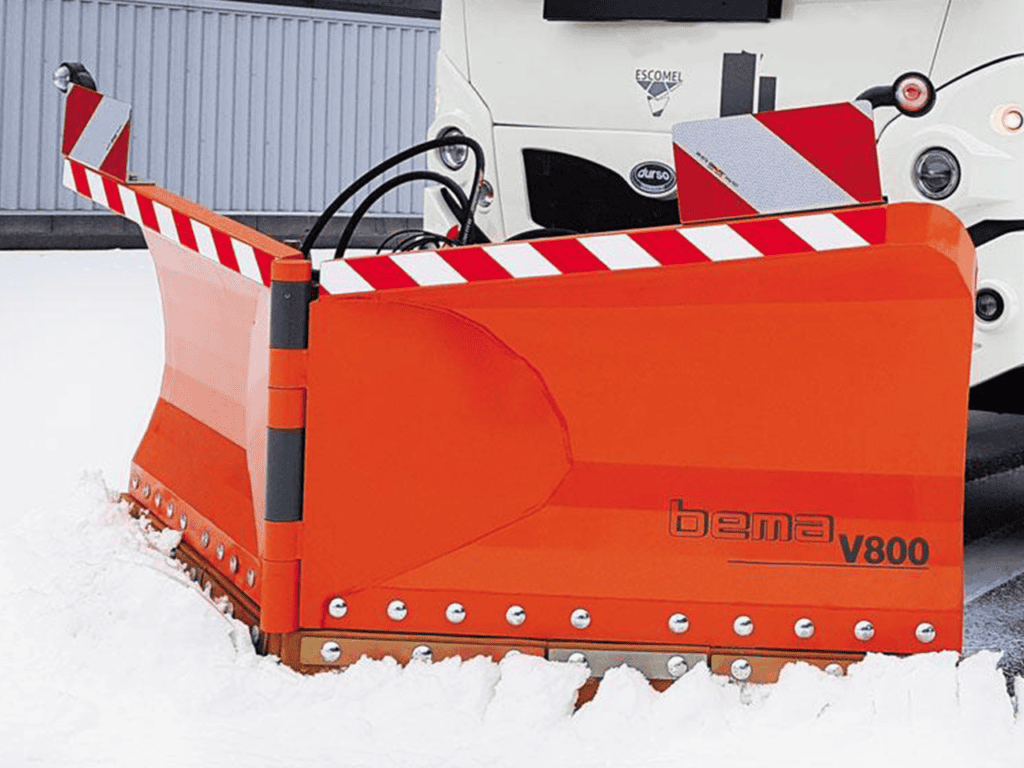 Zandbak met sneeuw voor openbare wegonderhoud en winterservice bij Geert-Jan de Kok B.V.