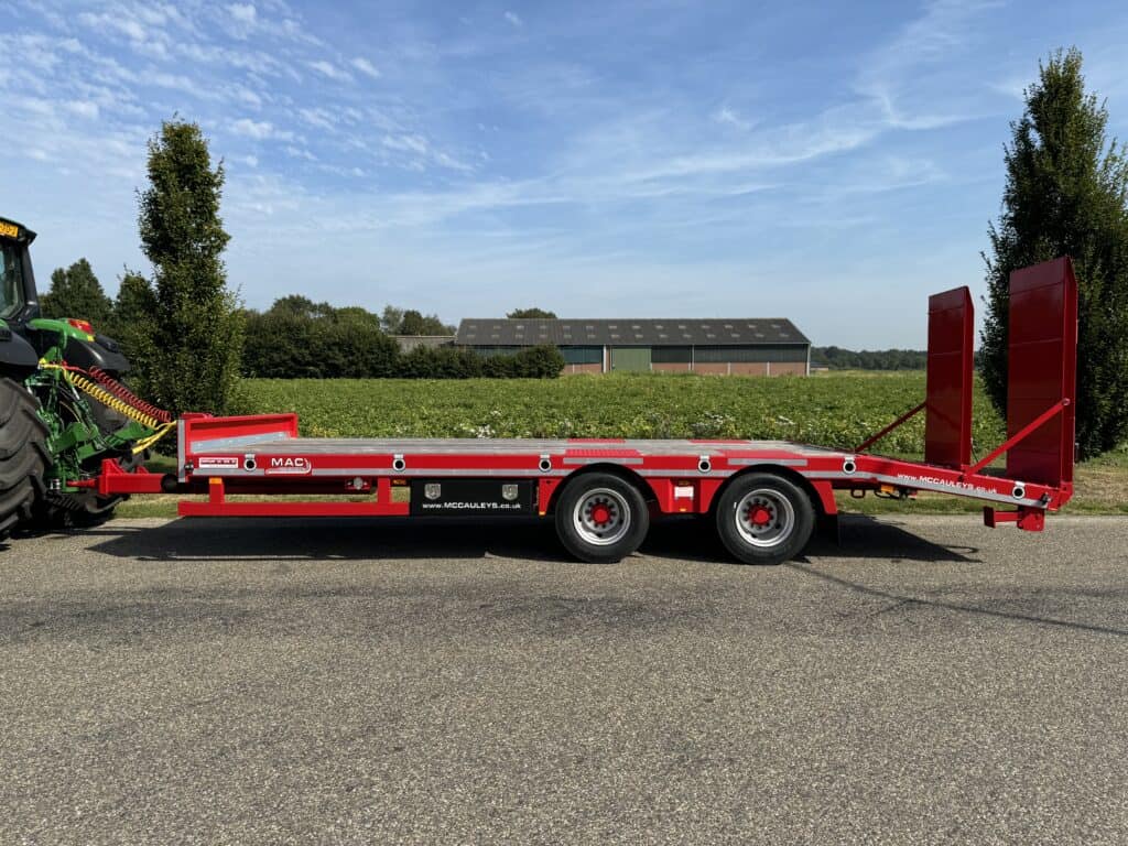 Flexibel transportwagen voor landbouw- en tuinbouwmachines, getrokken door tractor.