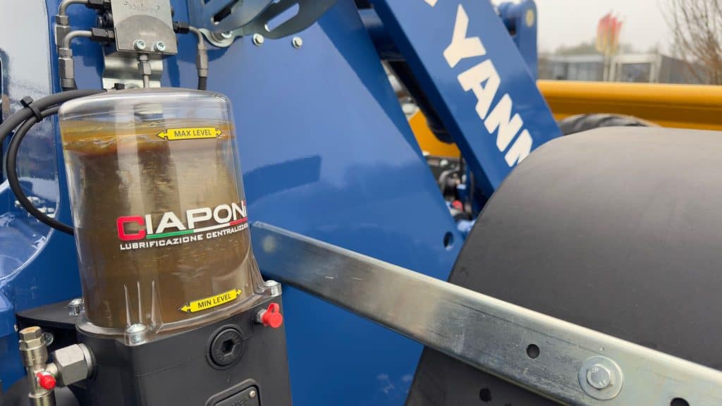 Olieopvangsysteem op bouwmachine, centraal smeersysteem, onderhoudsvriendelijke machine onderdelen, Geert-Jan de Kok BV.