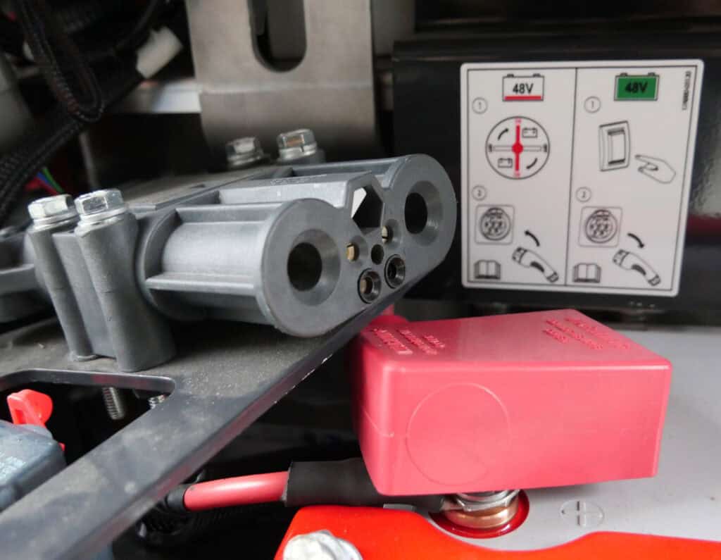 Zware industriële componenten en elektrische bedrading bij Geert-Jan de Kok B.V.