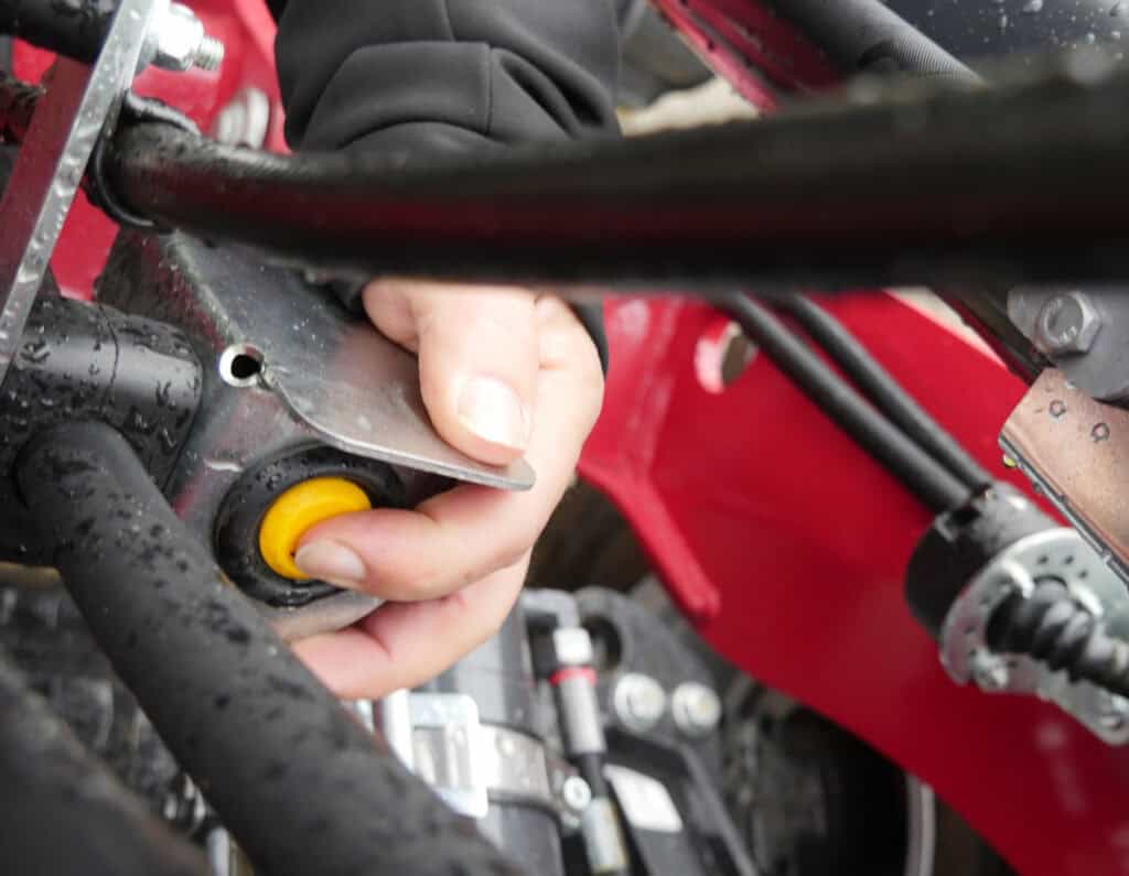 - Technicus controleert de motorcomponenten van een oranjerijtuig.