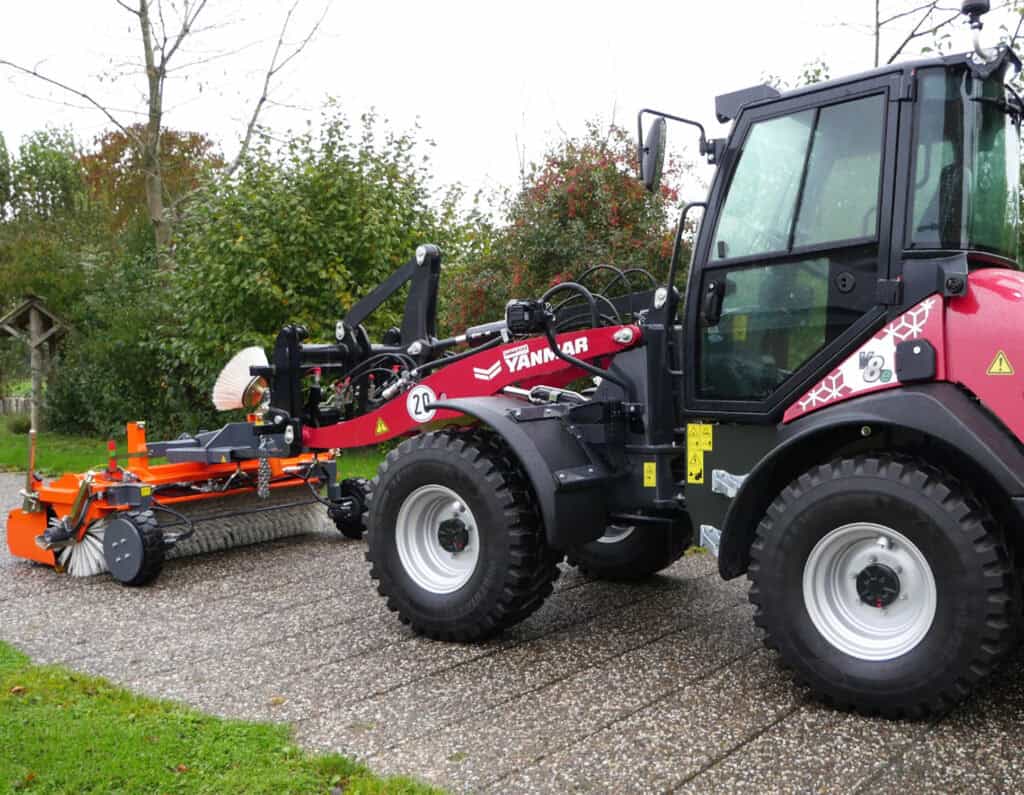 Efficiënte landbouwwagen met meststrooier en rijschwab, geschikt voor tuinonderhoud en groene ruimtes.