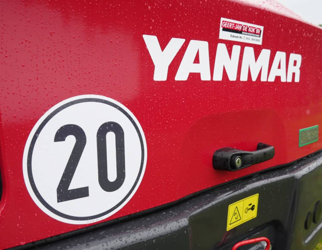 Veiligheidssnelheid sticker op landbouwvoertuig van Geert-Jan de Kok B.V.
