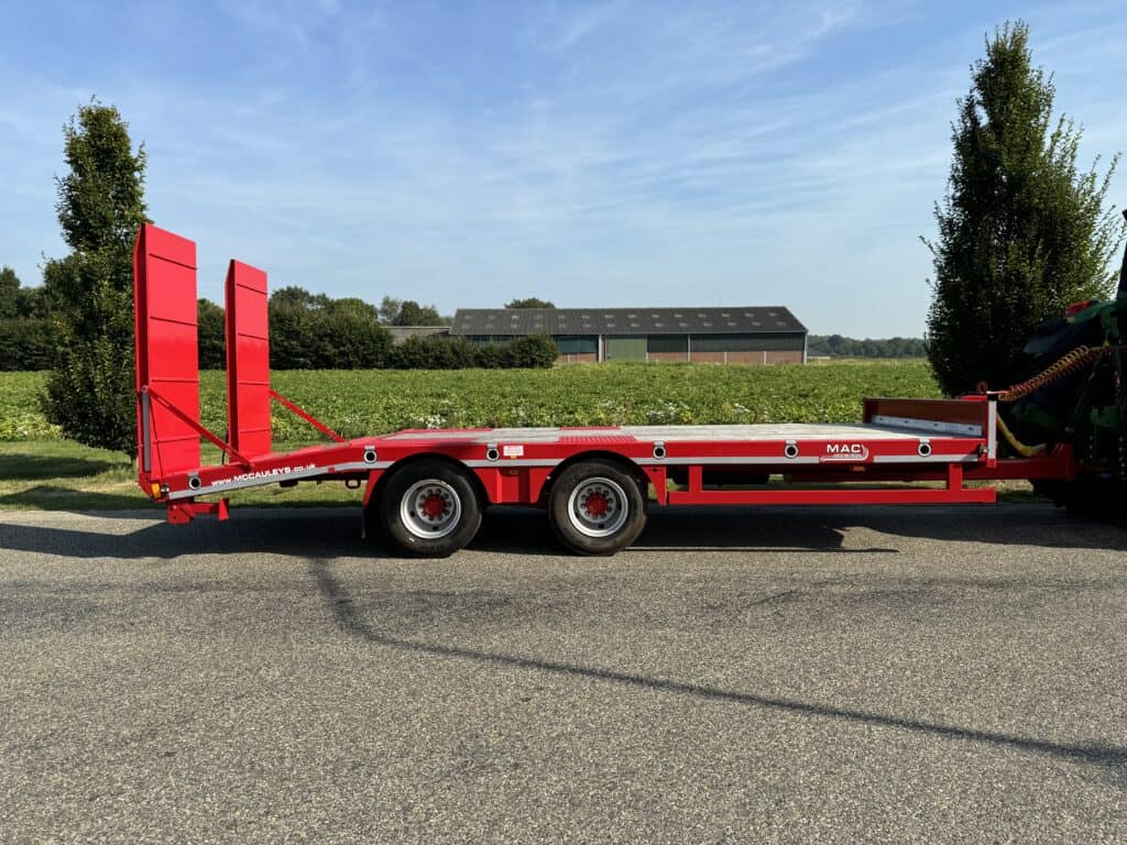 Veetransporter en vlakke laadwagen voor landbouw- en transportdoeleinden.