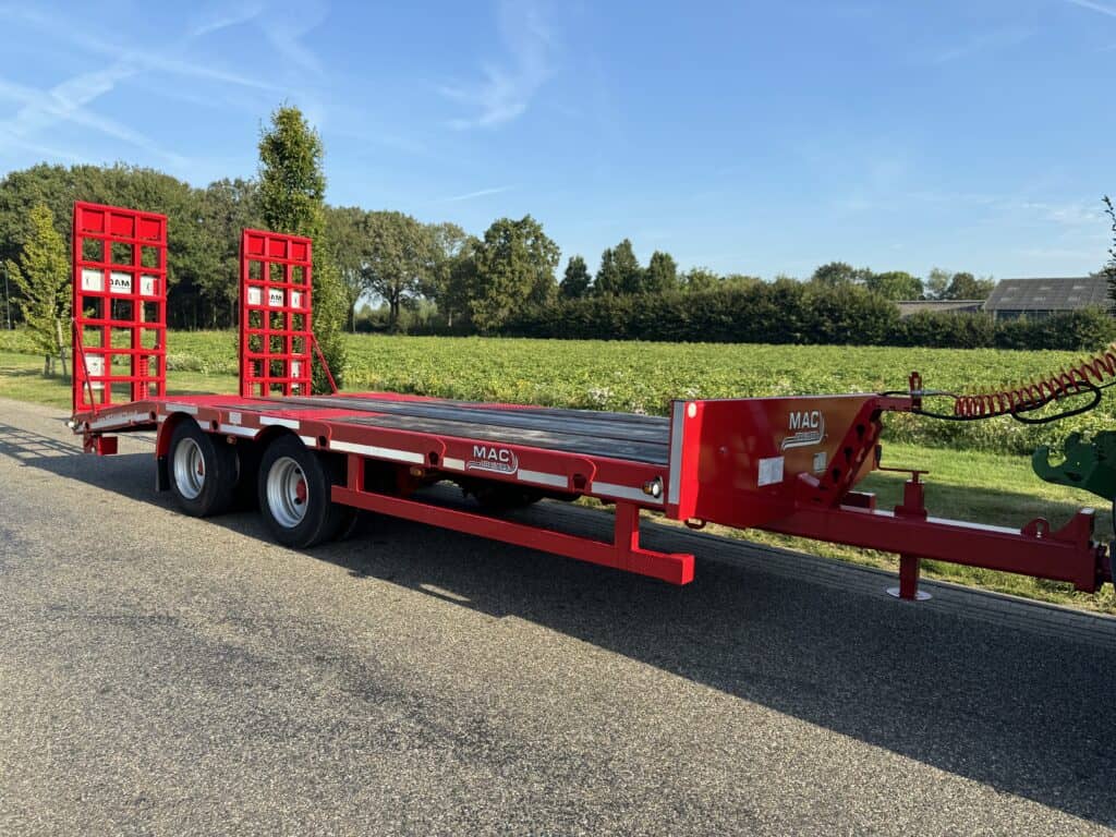 1. Dieplader vrachtwagen trailer voor zwaar transport en logistiek.