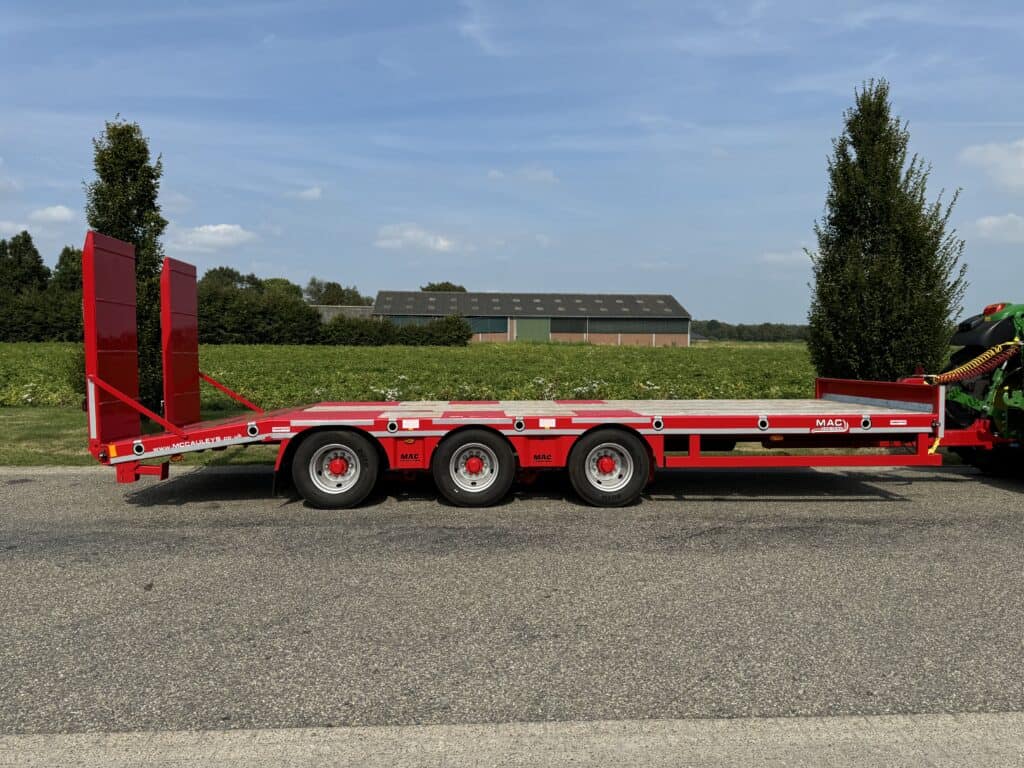 Aangepaste rode laadkraanwagen voor transport van zware materialen en machines.