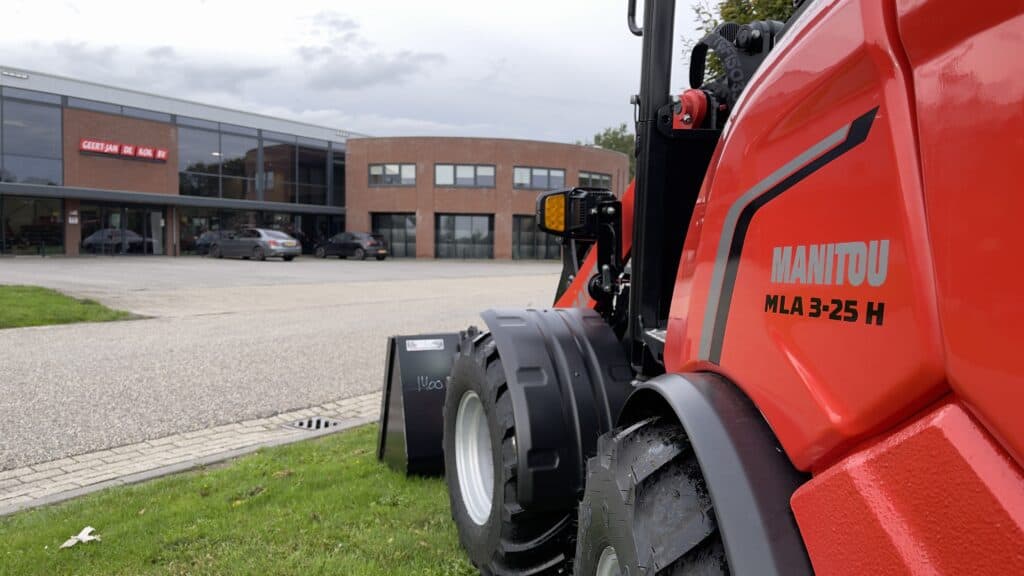 Kleine bouwmachine voor grondverzet en tuinieren bij Geert-Jan de Kok BV.
