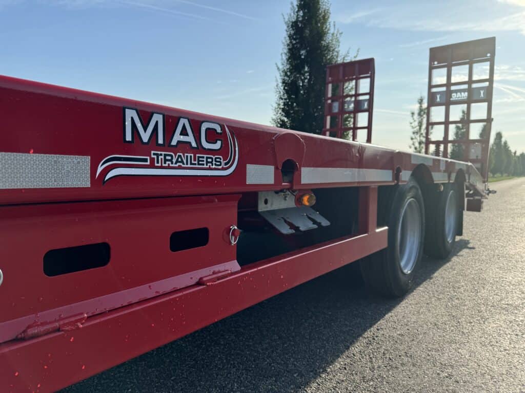 Robuuste rode transporttrailer van MAC Trailers, geschikt voor zwaar transport en logistieke toepassingen.