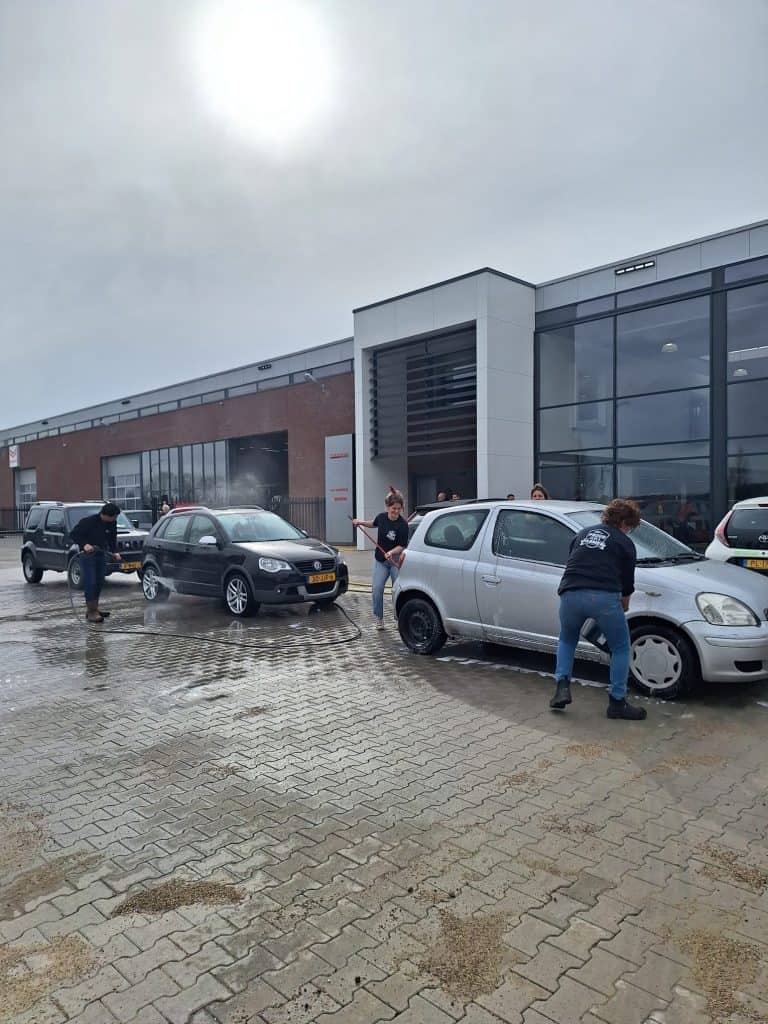 Auto wassen bij Geert-Jan de Kok B.V. in een moderne bedrijfslocatie Nederland.