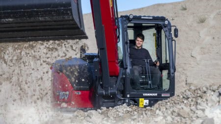 Steengroeve met Yanmar minikraan, krachtige compacte bouwmachine voor grondverzet en werklagen.