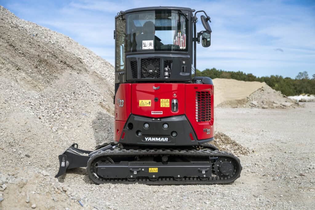 Compacte Yanmar minikopper op bouwplaats, geschikt voor tuin- en grondwerkzaamheden.