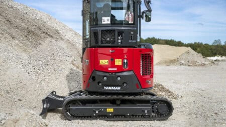 Compacte Yanmar minikopper op bouwplaats, geschikt voor tuin- en grondwerkzaamheden.