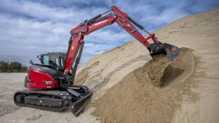 Robuuste mini graafmachine van Yanmar in zand, geschikt voor bouw- en grondwerkzaamheden.