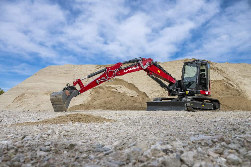 Steigerbare graafmachine op bouwterrein voor grondverzet en wegenbouw.
