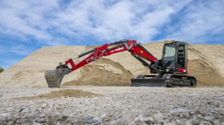 Steigerbare graafmachine op bouwterrein voor grondverzet en wegenbouw.