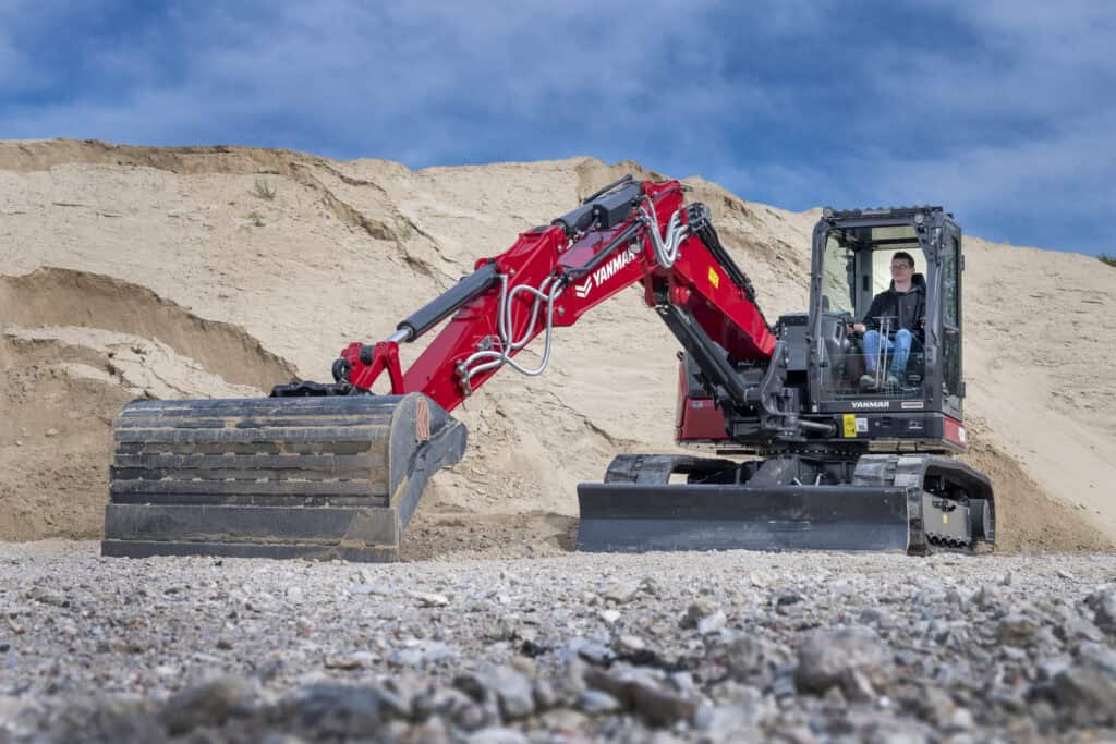 Zware graafmachine op zand- en grindgrond, gespecialiseerd in bouw en infra, bij Geert-Jan de Kok B.V.