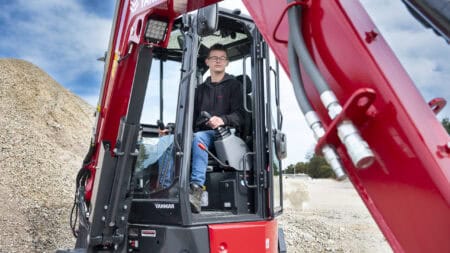 - Lichtgewicht mini-ati in rode Yanmar uitvoering voor grondverzet.