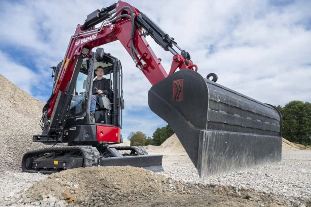 Beton- en graafmachines van Geert-Jan de Kok B.V. voor bouw- en civiele werken.