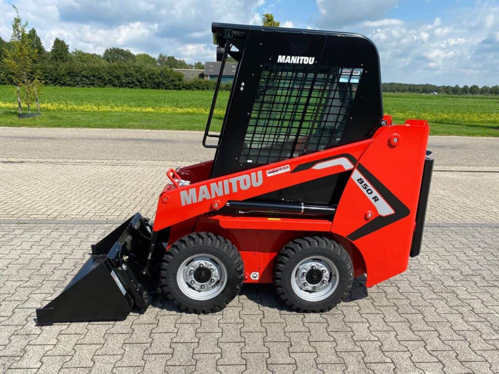 Compacte skidloader van Manitou voor tuin- en hovearbeiten, krachtig en veelzijdig.