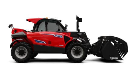 Zwarte en rode zware landbouwtractor met frontaal laadmechanisme.