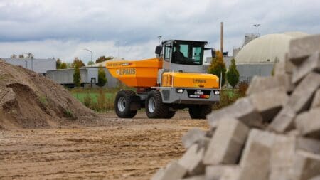 Steenlegger, bouwmaterieel en wegenbouw in actie bij Geert-Jan de Kok B.V. in Nederland.