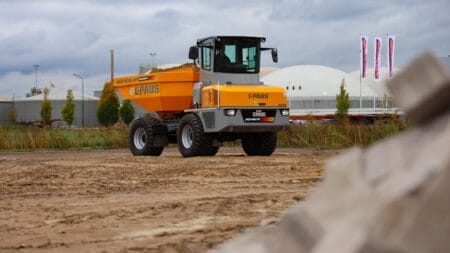 Veegomrijder op bouwterrein bij Geert-Jan de Kok B.V. in Nederland, gespecialiseerd in bouw- en grondwerken.