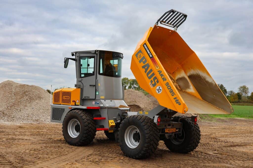 Veegmachine op bouwplaats, professionele reiniging en onderhoud apparatuur.